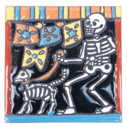 Hund beim Spaziergang Skelett 11x11 cm Relief Fliese